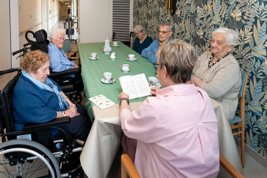 Vrijwilligsters Liesbeth & Karen lezen voor aan bewoners van WZC Het Perrehof
