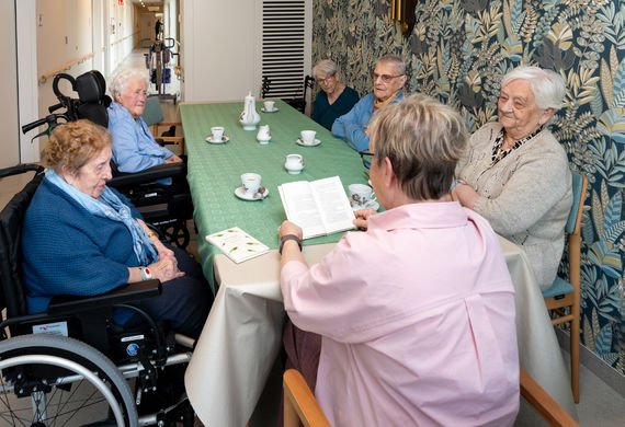 Vrijwilligsters Liesbeth & Karen lezen voor aan bewoners van WZC Het Perrehof